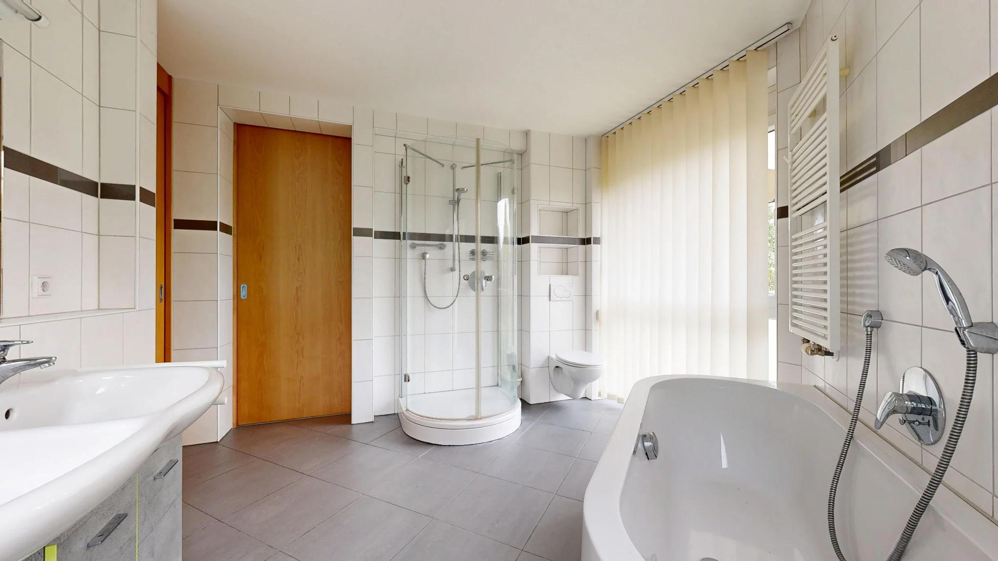 Badezimmer mit Badewanne und Duschkabine