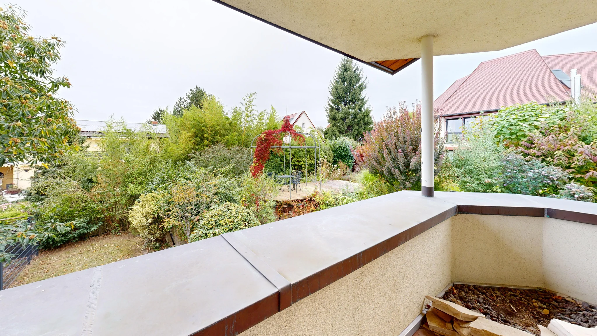 Überdachter Balkon mit Blick ins Grüne