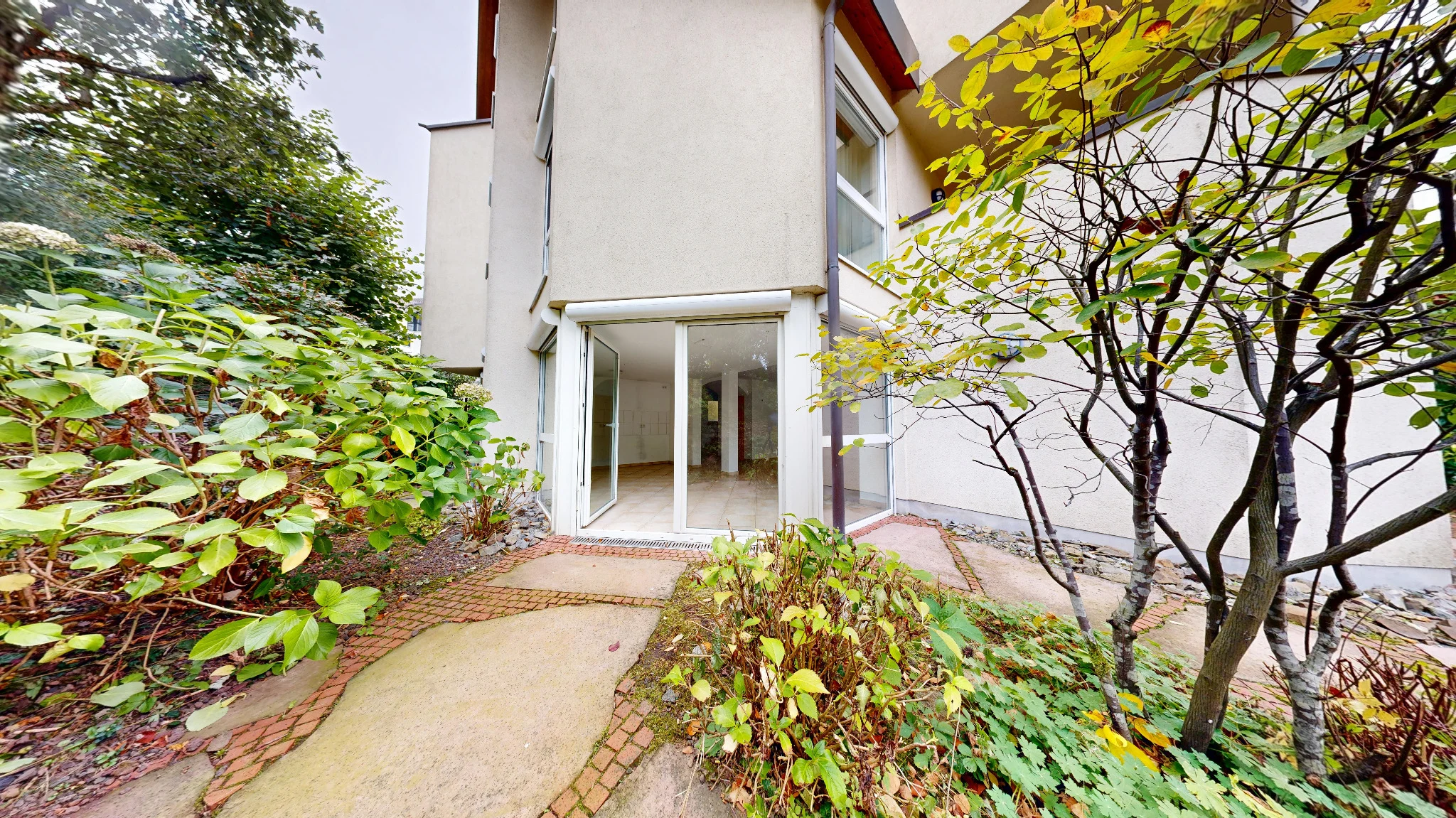 Außenansicht der Wohnung mit Garten und Terrasse