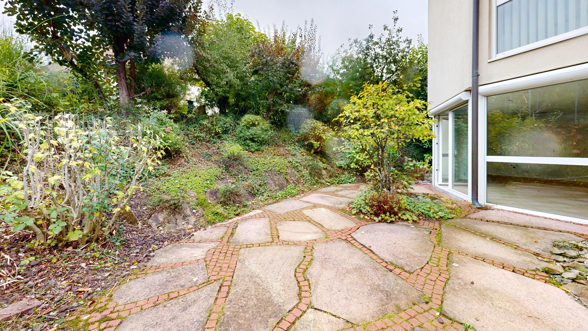 Terrassenfläche neben dem Garten