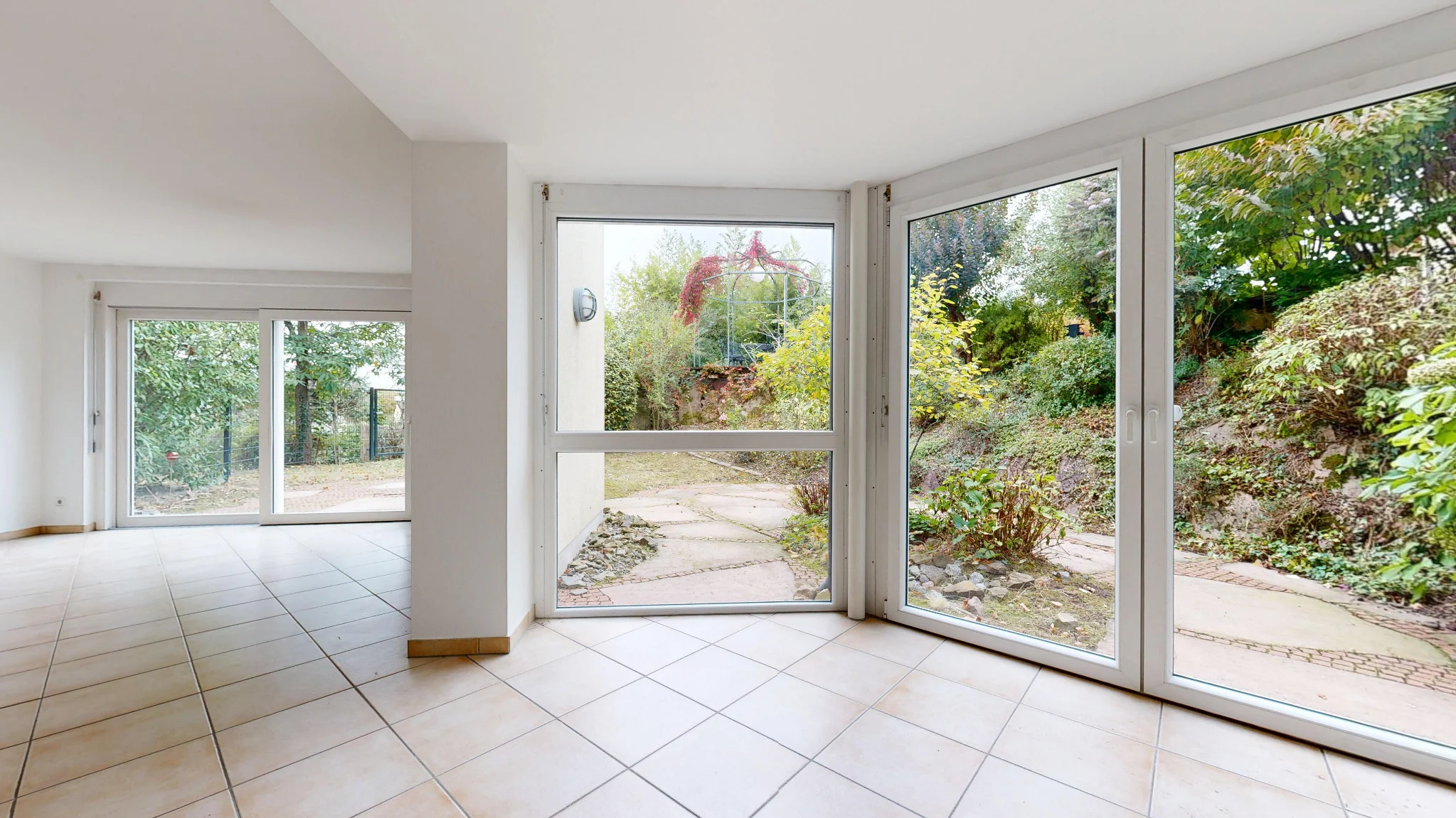 Fensterfront und Zugang zur Terrasse