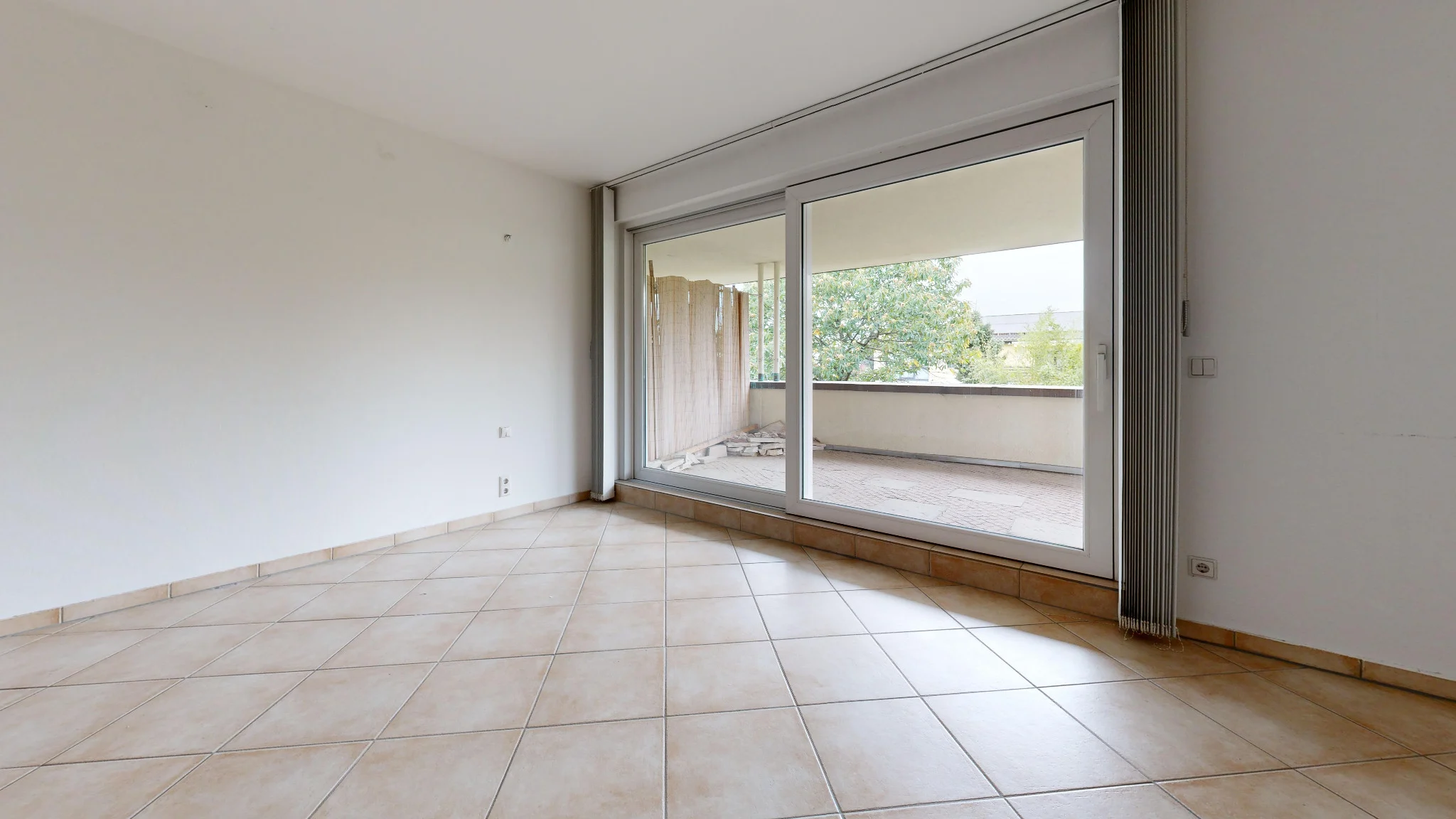 Heller Raum mit großem Fenster zum Balkon